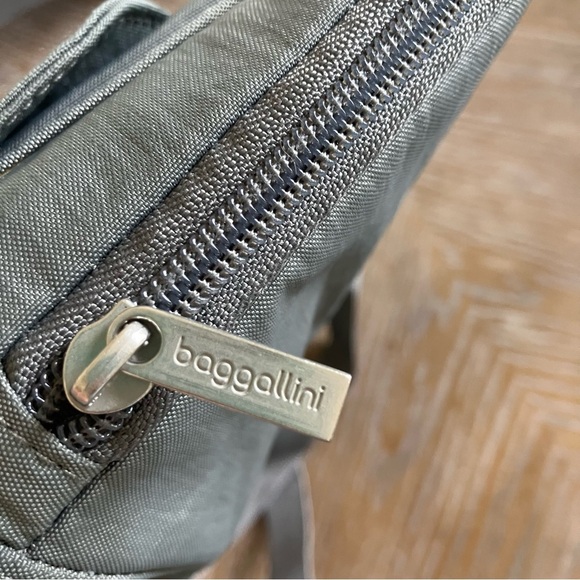 EUC Baggallini Crossbody Nylon Travel Bag Purse Gray - Picture 5 of 6